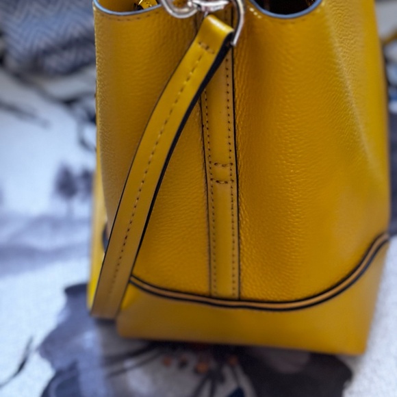 πMICHEAL KORS Vibrant Yellow Bucket Bagπ₯°πππππ - Picture 5 of 12